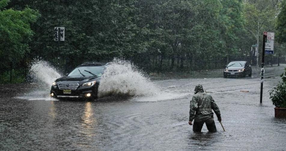 纽约洪雨引发紧急状态，美国纽约市应对降雨灾害