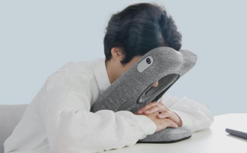 创新设计：日本一公司推出趴着睡的头枕，不压胳膊，自带振动闹钟