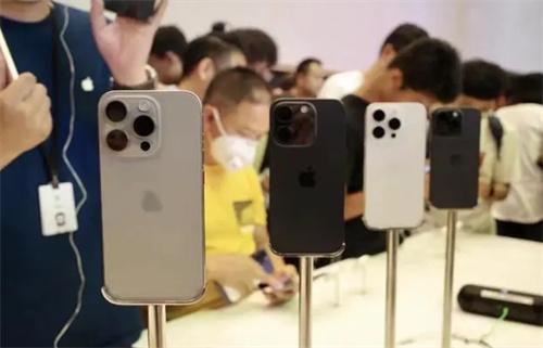 用户抱怨iPhone 15 Pro烫得握不住 航空级钛金属有缺点