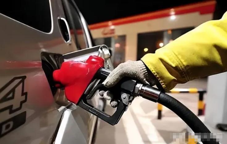 国内油价下跌预示好消息！消费者将迎来实惠加油时刻