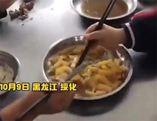 黑龙江某小学食堂6位学生吃两盘菜 6个学生只有两盘菜