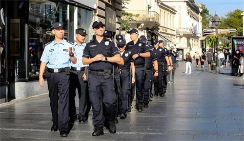 网友塞尔维亚街头遇中国警察巡逻 安全感满满