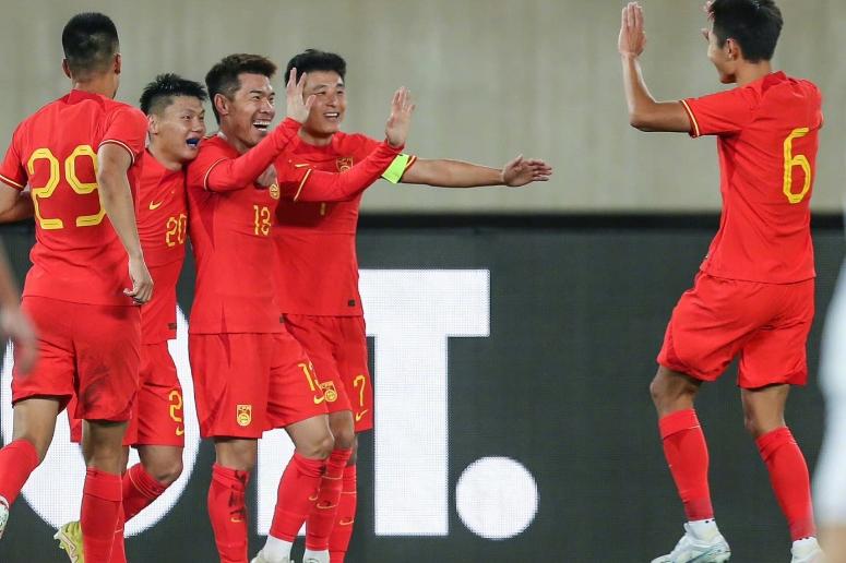 中国男足晋级世预赛亚洲区36强，与韩国、泰国、新加坡争夺18强赛席位