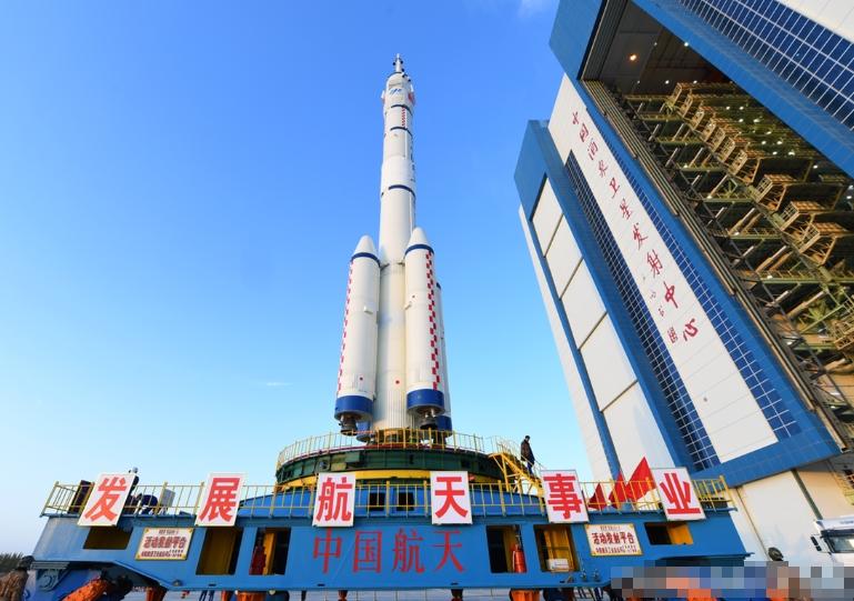 中国航天迈向新高度：神舟十七号发射任务成功