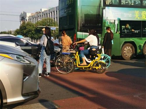 成都出租司机围堵共享电单车 交通局回应正在处理中