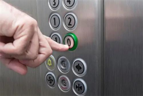 女子坐电梯用脚“按”键 反映出怎样的问题