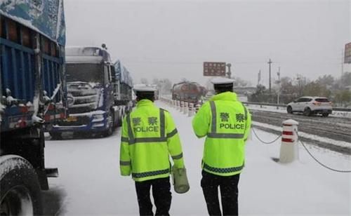 黑龙江男子雪天冻死街头 官方通报 死因正在调查