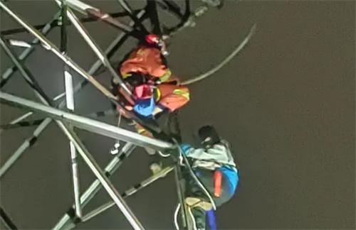 小学生网购设备爬上了20米高压塔被困