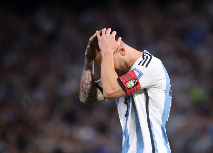 阿根廷遭遇乌拉圭双杀，世预赛南美区震动！梅西锁喉引争议
