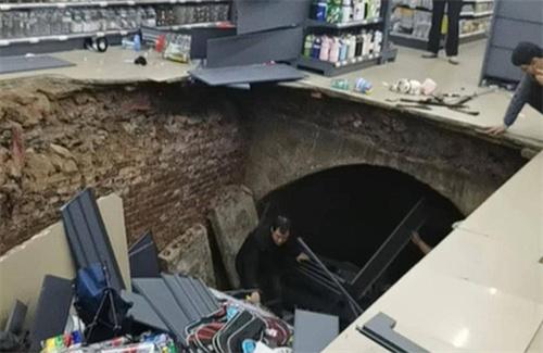 河南一超市开业次日地面塌出大洞 为什么出现大洞