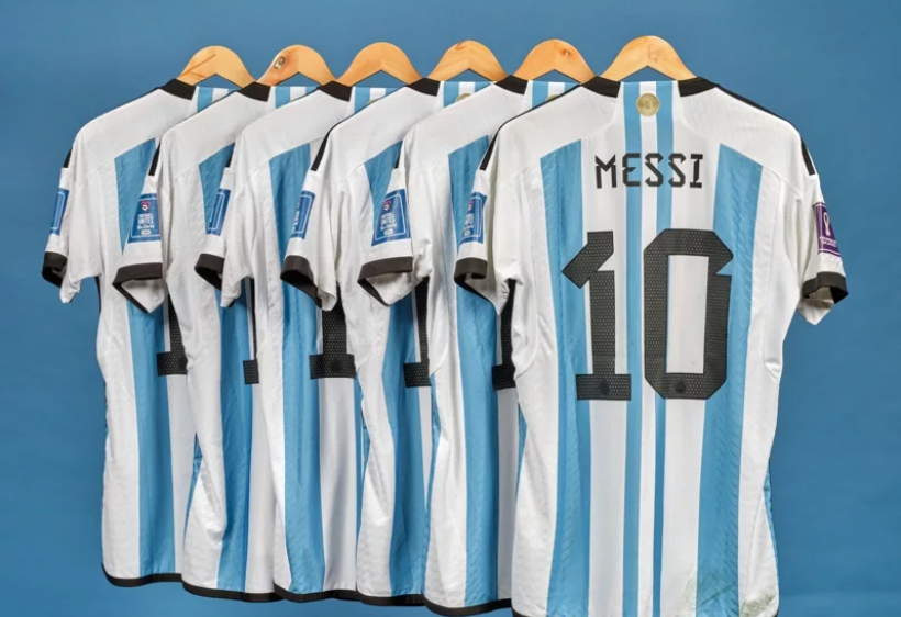 梅西卡塔尔世界杯六件球衣拍卖估价超1000万美元：体育纪念品拍卖飙升