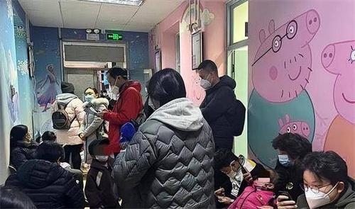 家长拍下凌晨儿童医院 拔针也排队 为何出现大量儿童患者