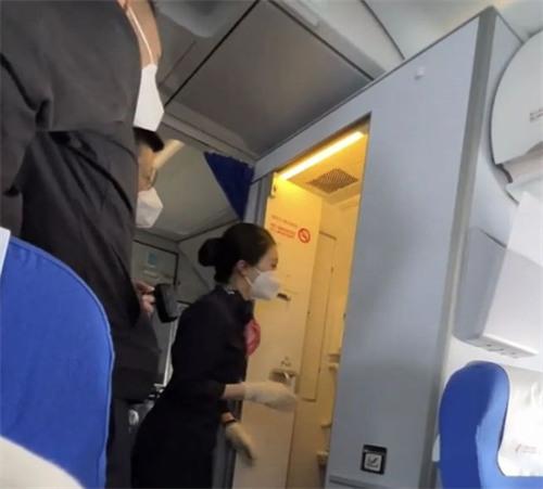 东航客服回应女子哭闹要下飞机 目击者称 被强行带离