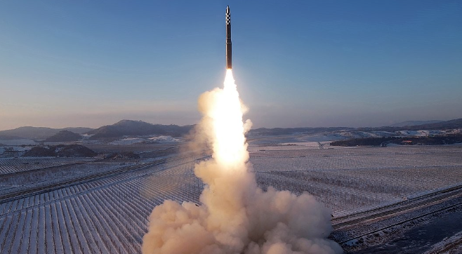朝鲜成功试射“火星炮-18”型导弹，金正恩强调“超强硬应对”意志