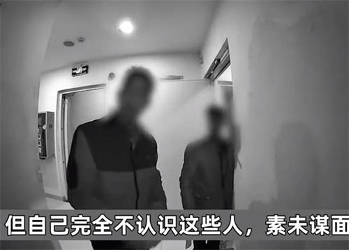 宝妈称遭多名男子戴白手套捶门 警方已将人带走