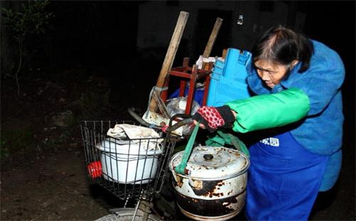 “早餐奶奶”离世：退休金补贴早餐摊 坚持五毛钱不涨价