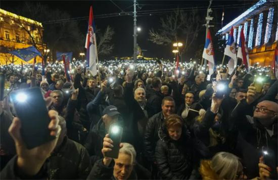 塞尔维亚议会选举风波：反对派骚乱后政府宣布重新投票，局势扑朔迷离