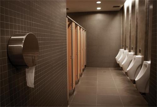 加拿大新规要求男厕也备卫生巾 保守党参议员对其吐槽