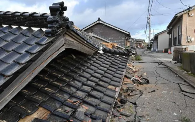 日本居民亲眼目睹地震引发的地壳位移，震区移动达1米