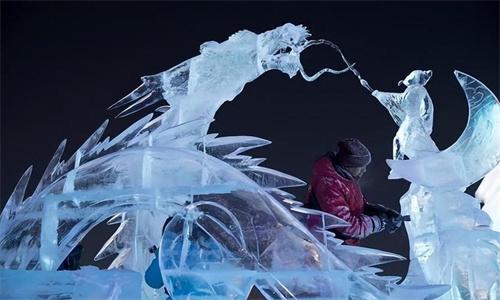 哈尔滨巨龙冰雕被游客掰掉牙齿 管理方 将修补