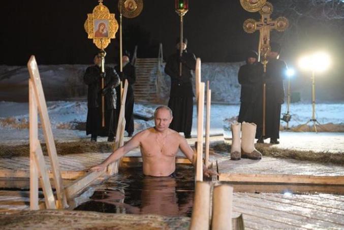 寒中神圣仪式：普京总统主显节沐浴，勇敢钻入冰窟窿