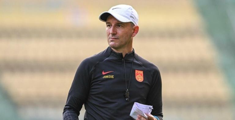 中国男足主帅扬科维奇遭解雇：重塑球队新格局迫在眉睫