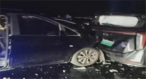 河南高速多车相撞 目击者：五六十辆 高速行驶需注意安全