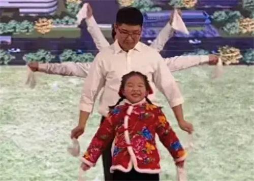 6岁女孩在爸爸公司年会上自信跳舞 6岁女孩的感染力
