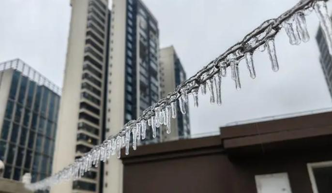 冰雨之美：中国多地迎来罕见的“雨凇”奇观