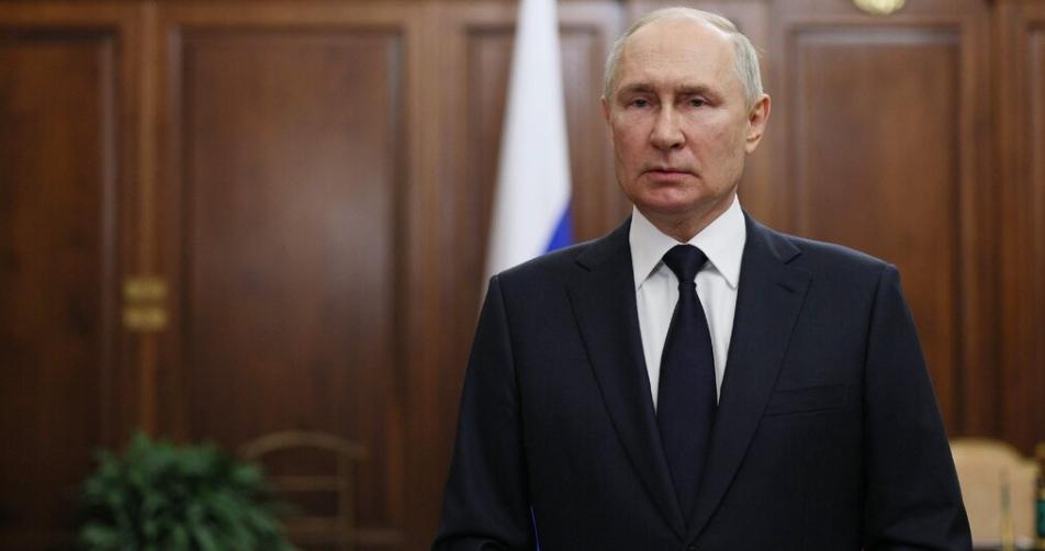 普京回怼崩溃预测：俄罗斯坚不可摧，他开玩笑想比一个手势
