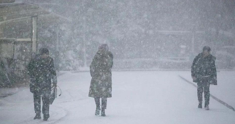 中央气象台发布多地天气预警，冻雨和暴雪齐袭，年底雨雪持续关注