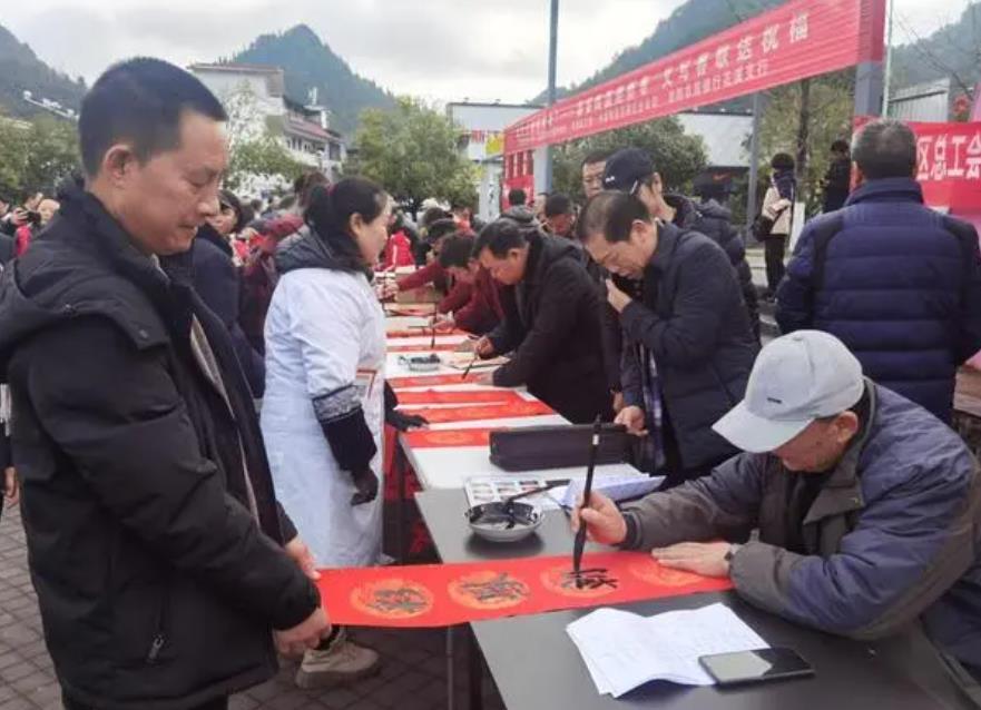 用笔墨书香送祝福，共建爱满社区福满家