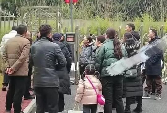 女子带家人上山祭祖坟被索要门票 是否合理