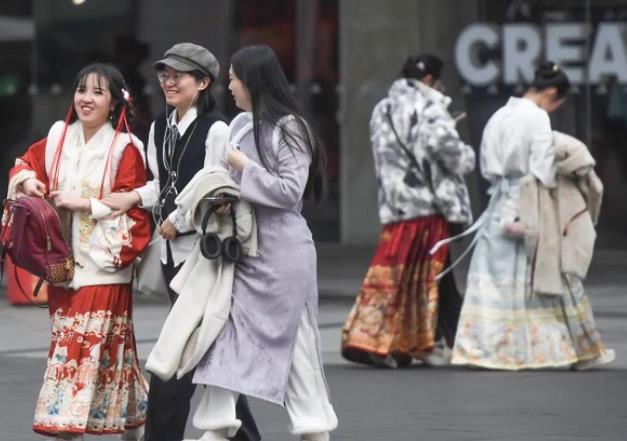 400名大学生回曹县小镇卖马面裙，有的店一天卖2000件