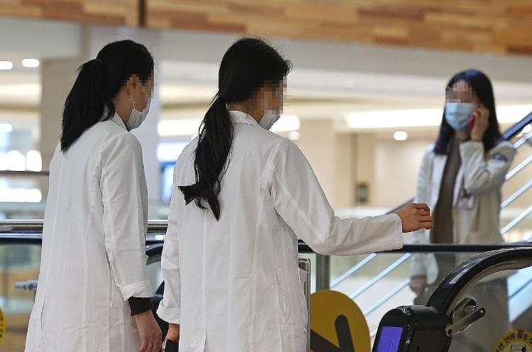 韩国医生集体离岗引发危机，政府考虑吊销执照和逮捕调查
