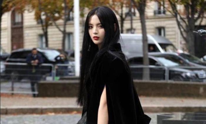 G社镜头下的杨超越：黑色连衣裙搭配精致美瞳，令人目不转睛