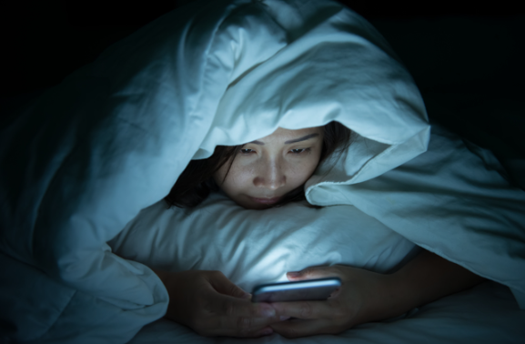 警惕！睡前刷手机可能引发健康隐患