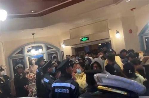 上海迪士尼商店全是人(关于上海迪士尼商店的简介)