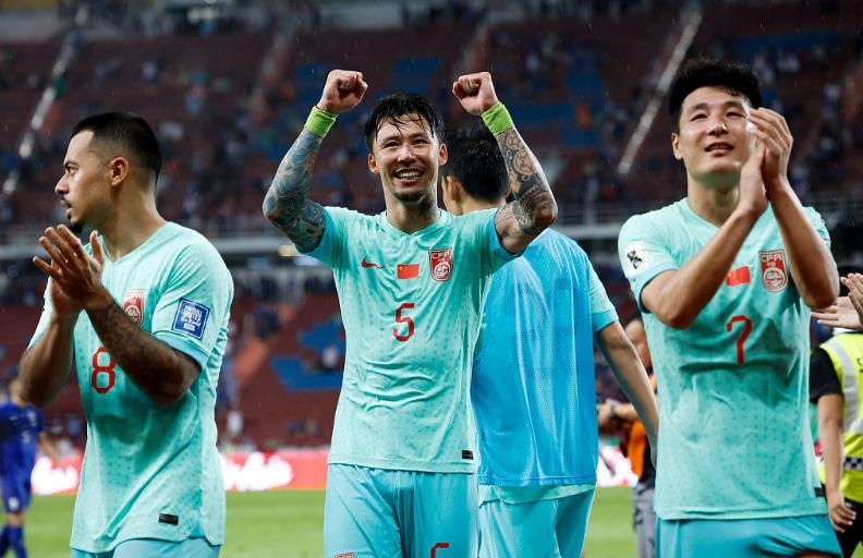 国足2-2战平新加坡，张琳芃宣布结束国家队生涯