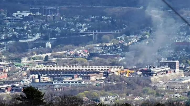 美国陆军工厂爆发火灾，黑烟滚滚！部分炮弹运往乌克兰