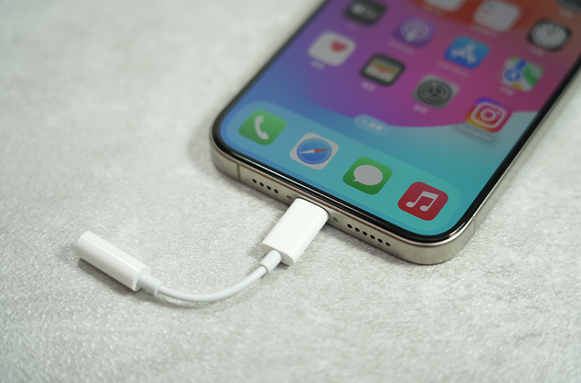 苹果官方警示：充电时避免将iPhone放在枕头下