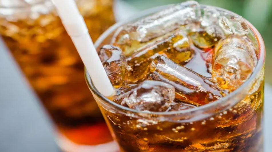 可乐过量饮用引发低血钾症：福州男子心脏骤停的警示