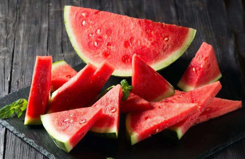 夏日水果降价潮：西瓜价格骤降背后的故事